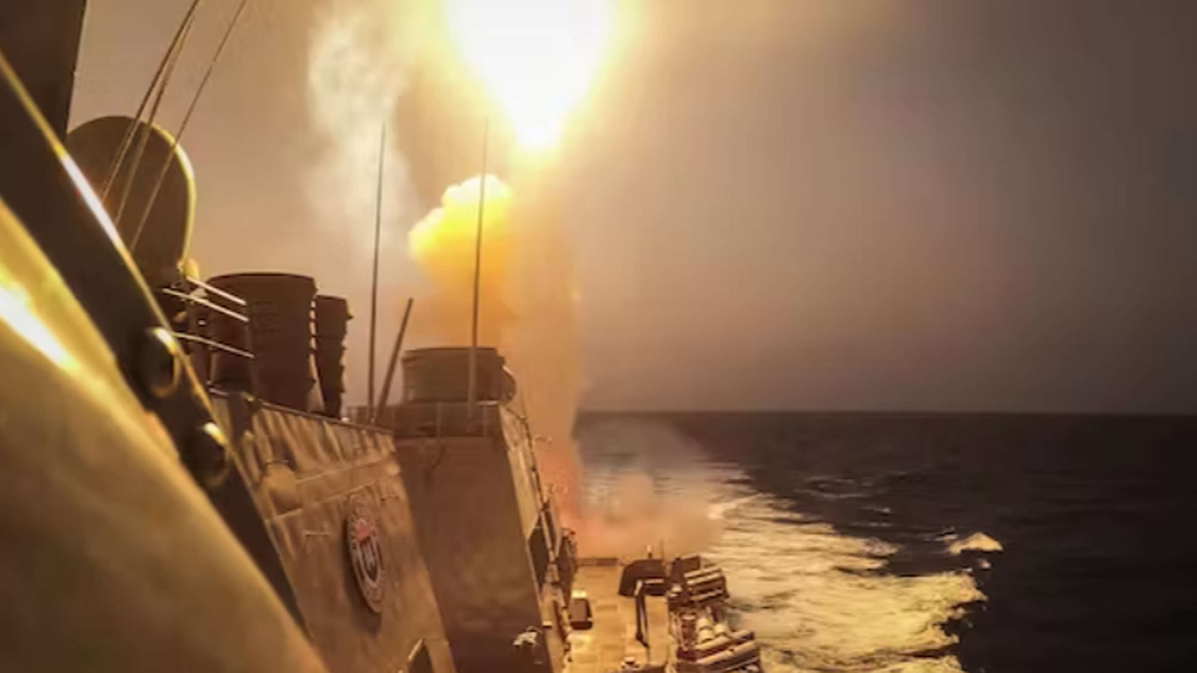 Octobre 2023 : le destroyer américain USS Carney abat des missiles tirés par les Houthis en mer Rouge. Aaron Lau/U.S. Navy