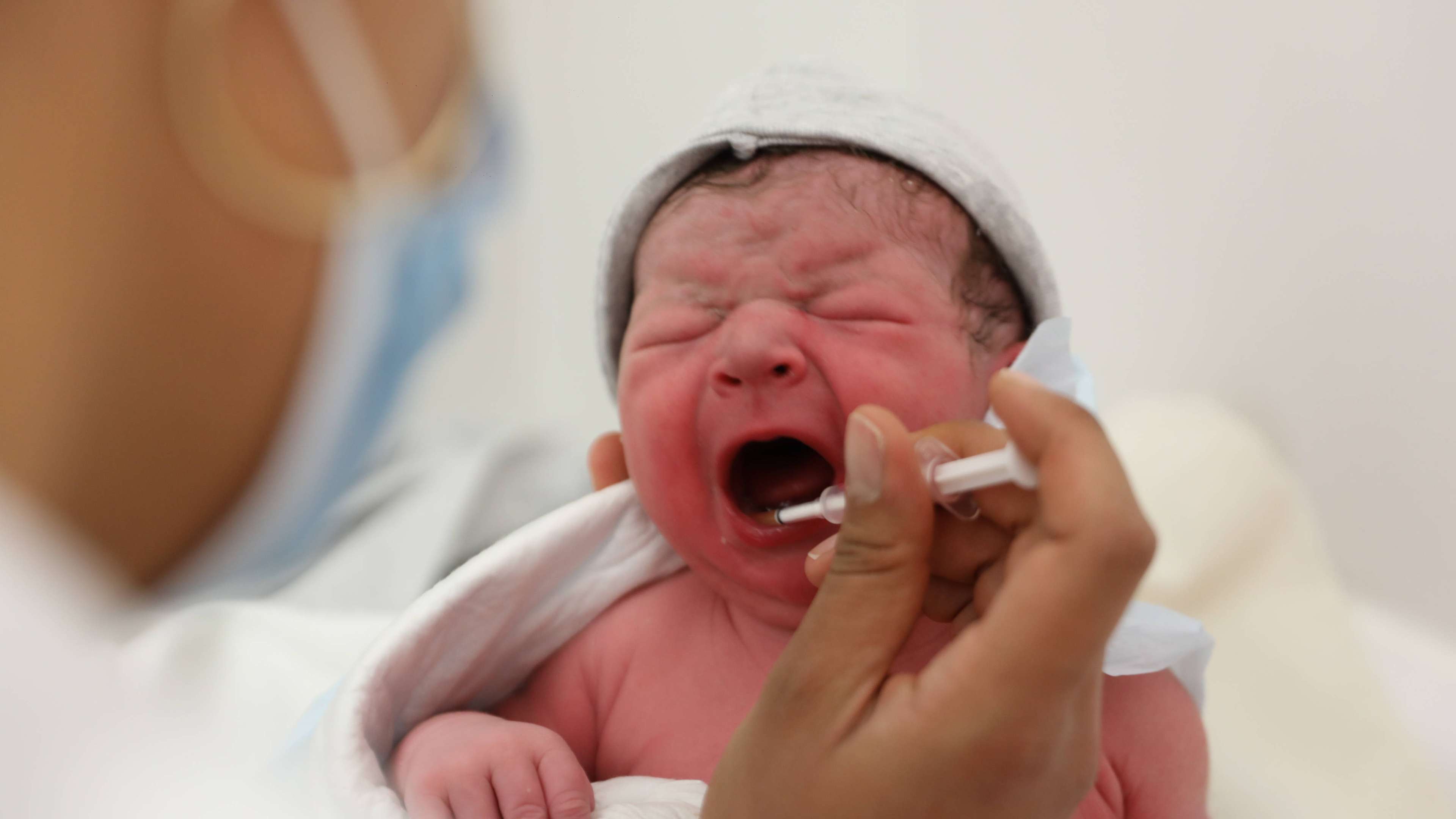 Une infirmière donne des soins a un nouveau né