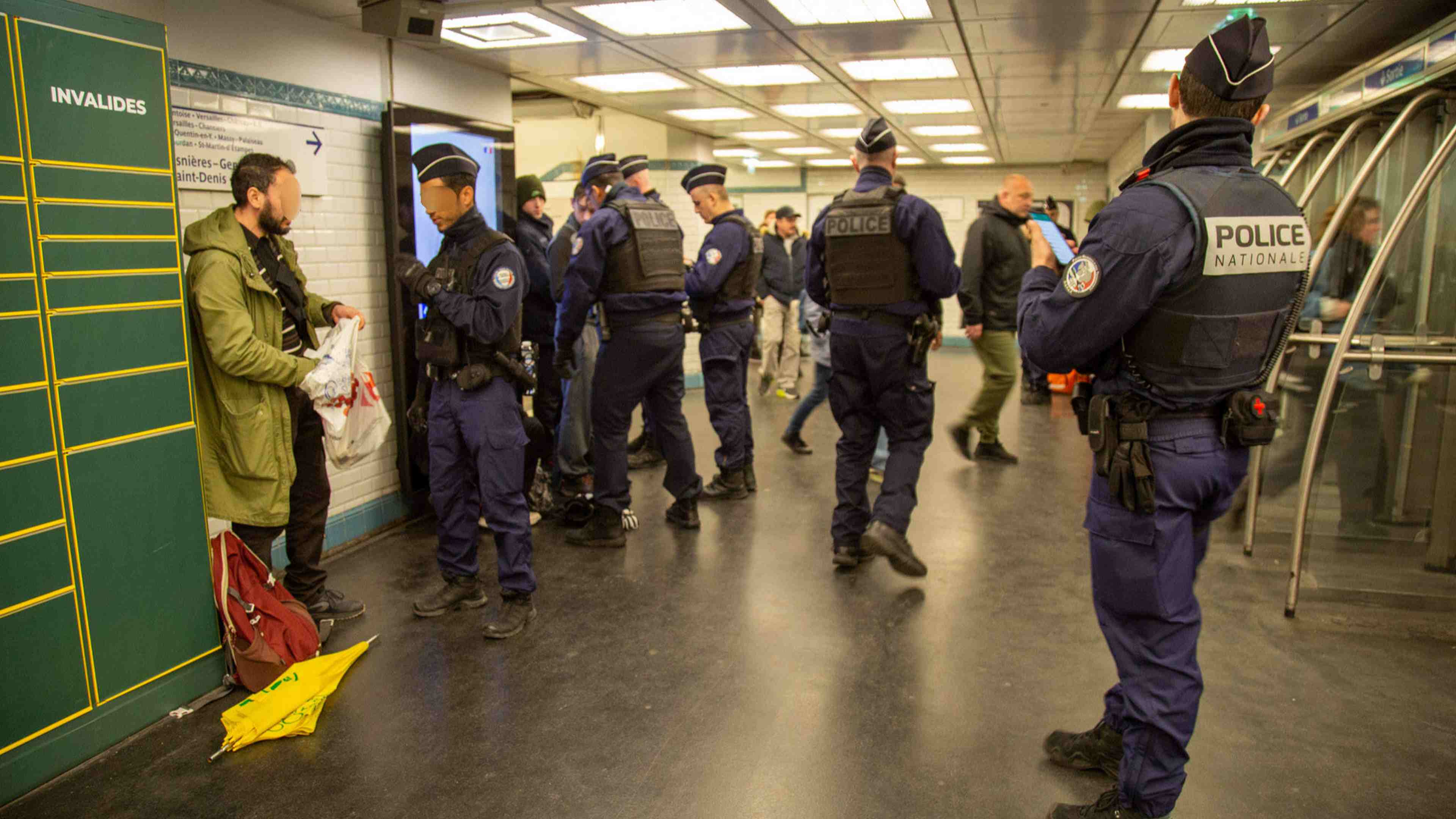 Policiers dans le métro parisien