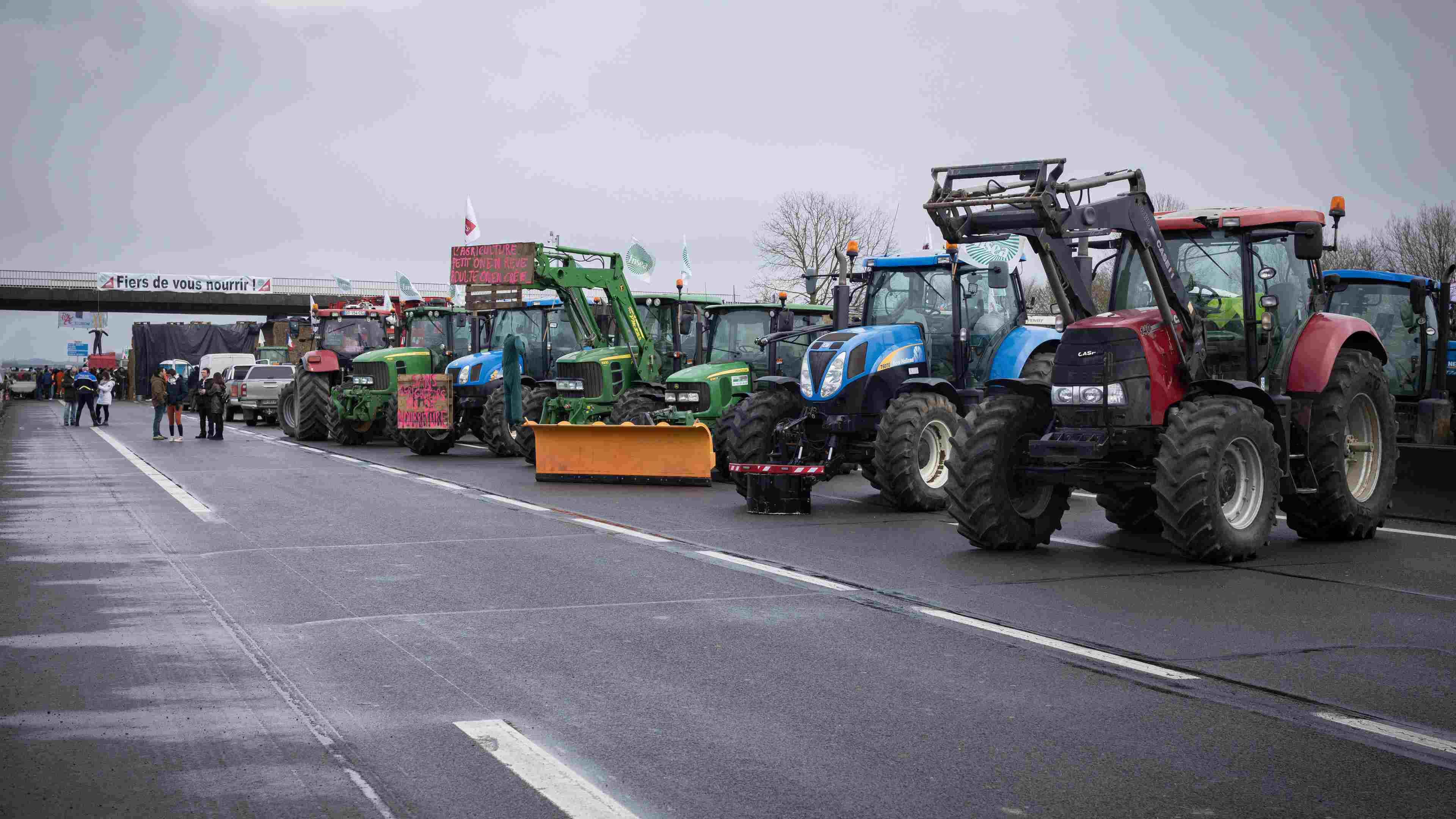 Des agriculteurs bloquent l'autoroute A4 au niveau de Jossigny