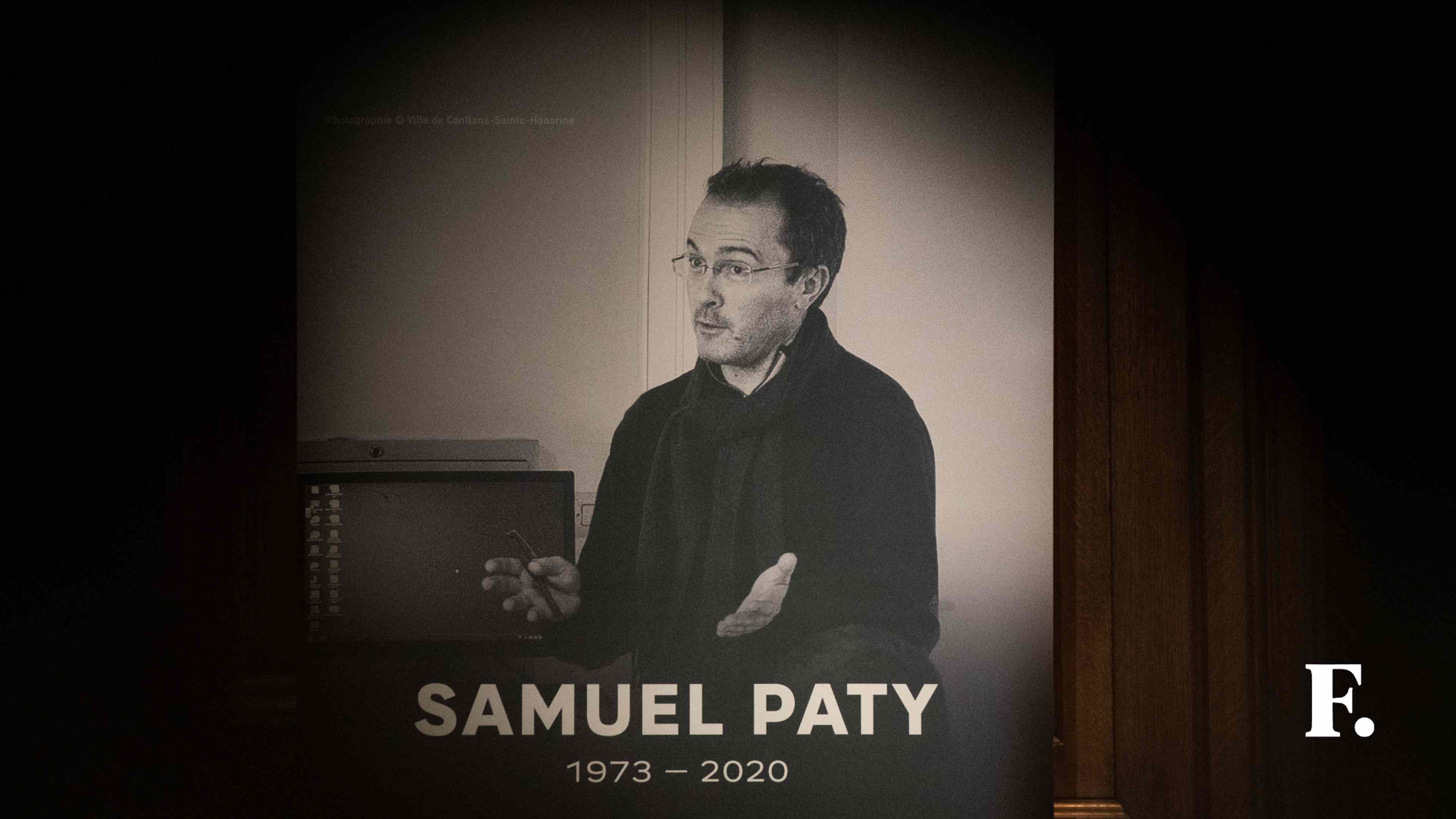 Une photo de Samuel Paty, projetée lors de l'hommage rendu par Gabriel Attal et Élisabeth Borne.