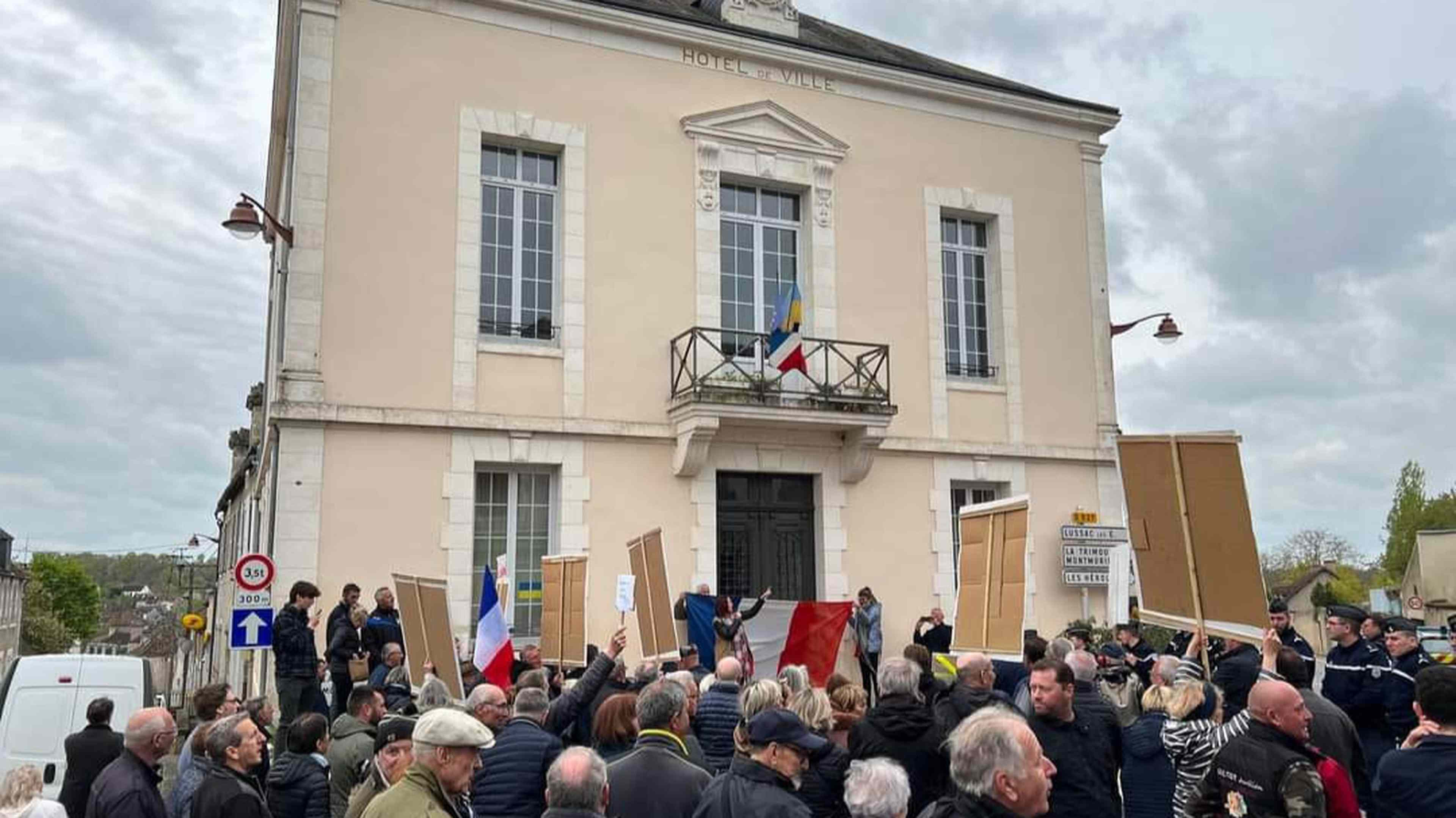 Manifestation devant le parvis de la mairie de Bélâbre