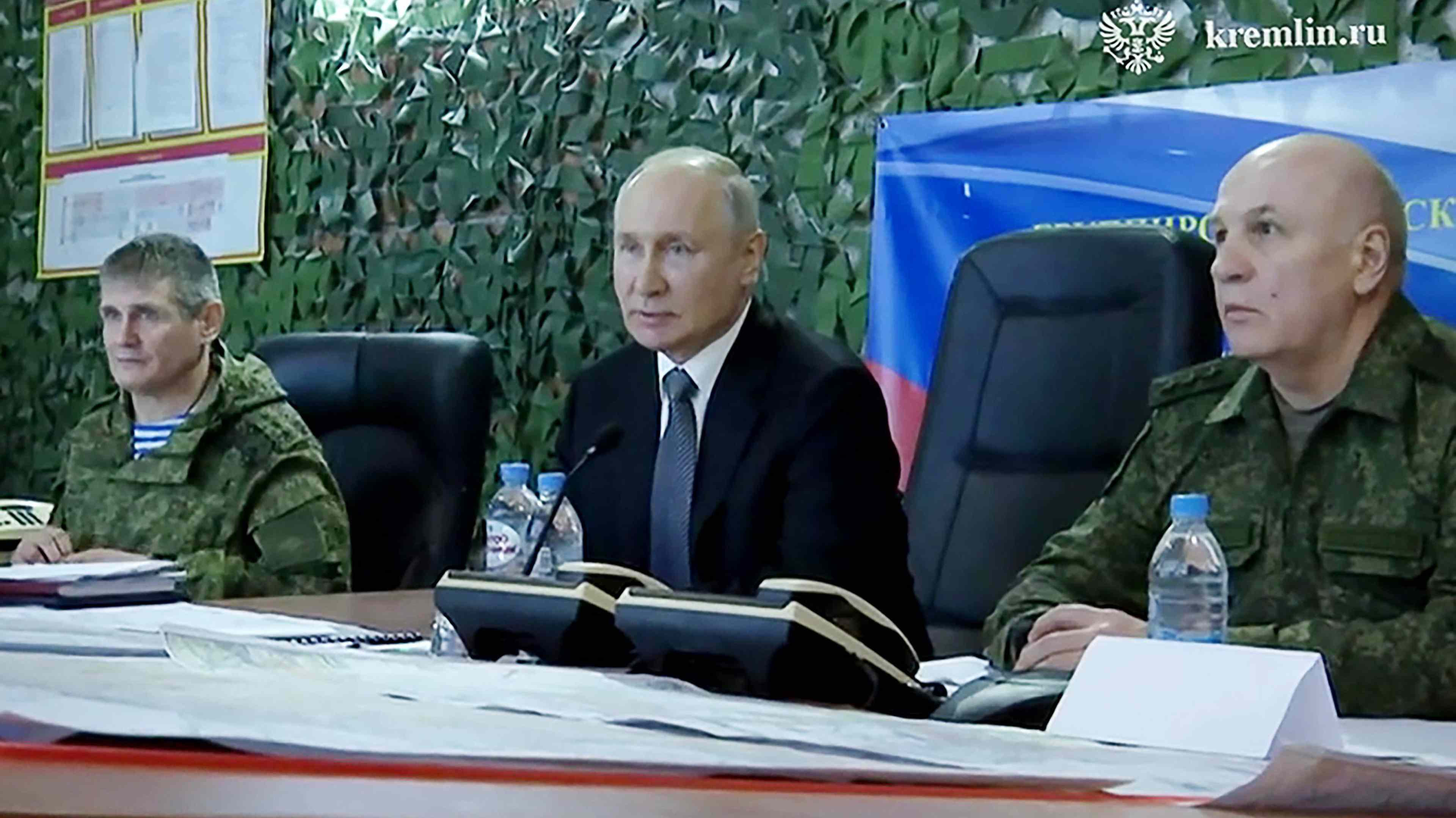 Vladimir Poutine visite un quartier général russe