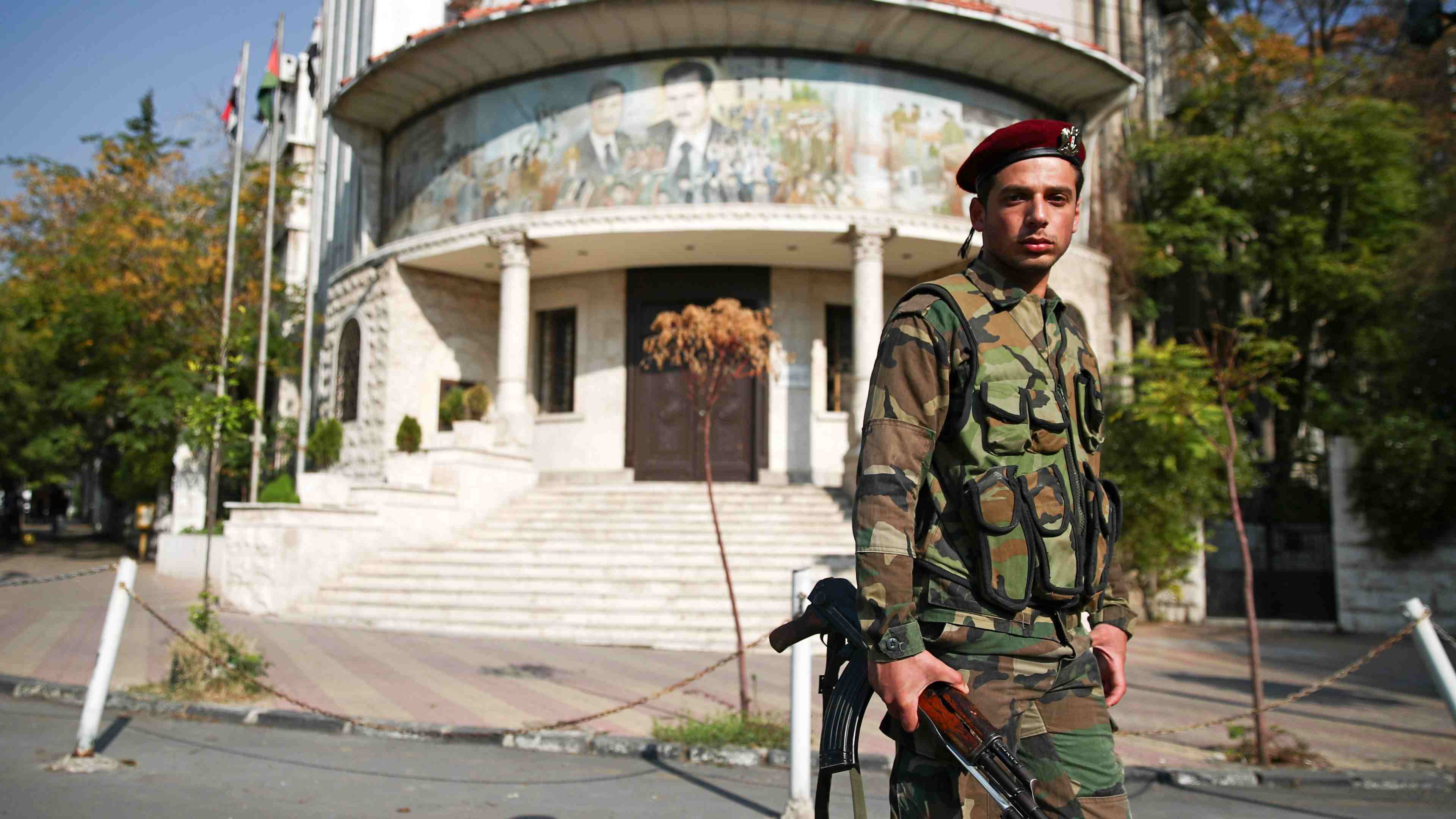 Soldat syrien dans les rues de Damas 