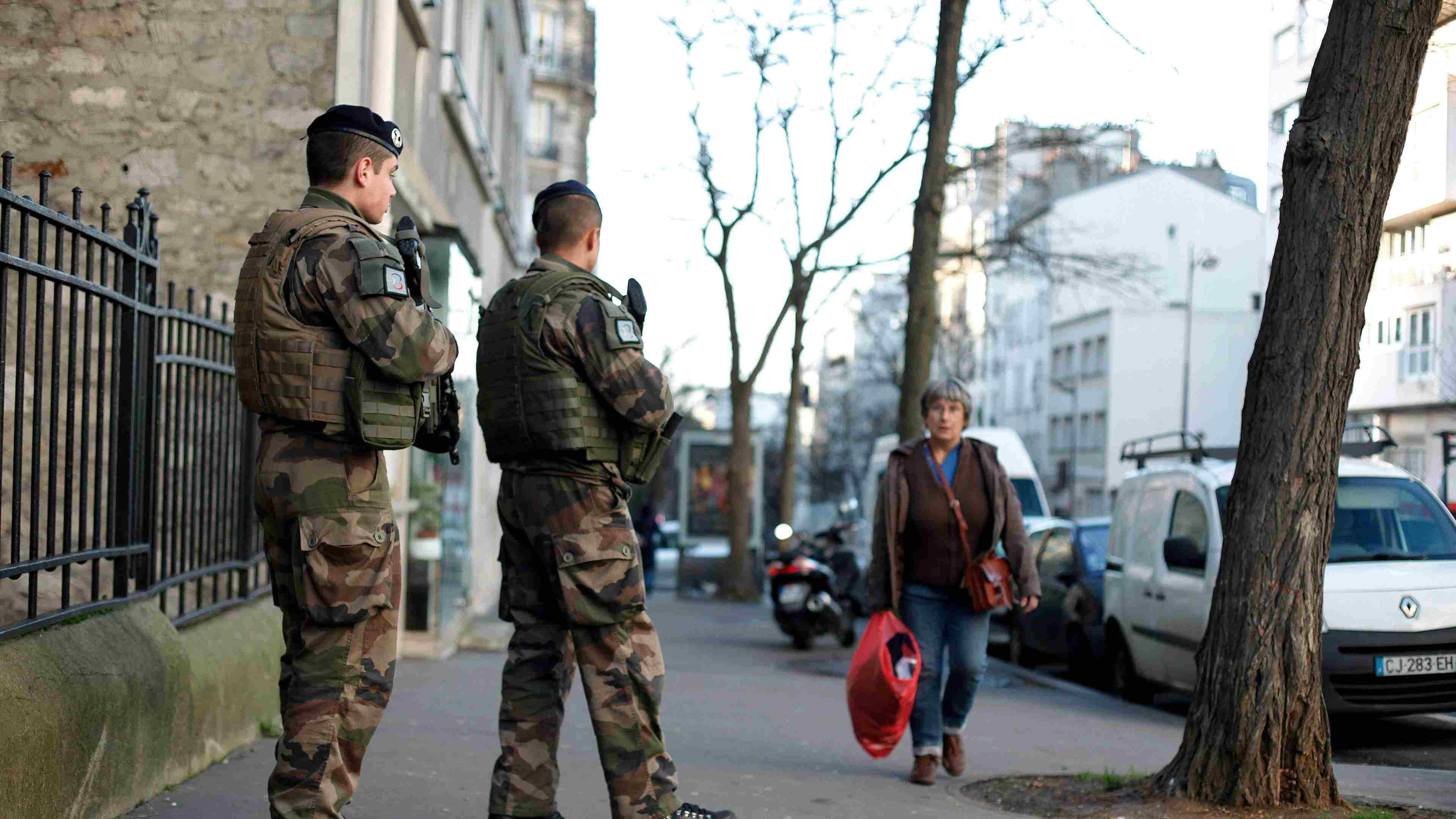 Soldats devant une école à Paris
