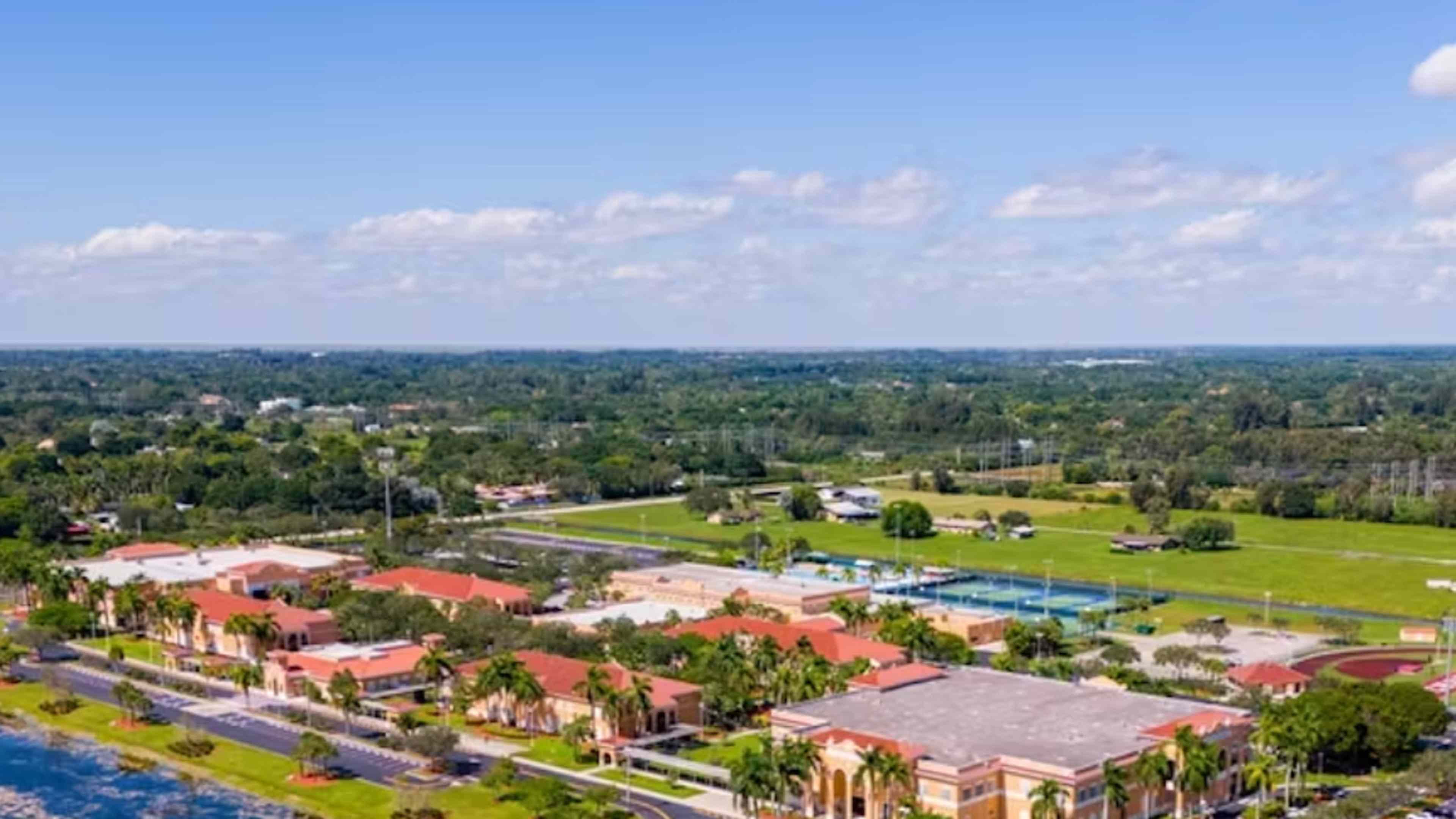 Vue aérienne du Pembroke Pines Charter School System, située en Floride. 