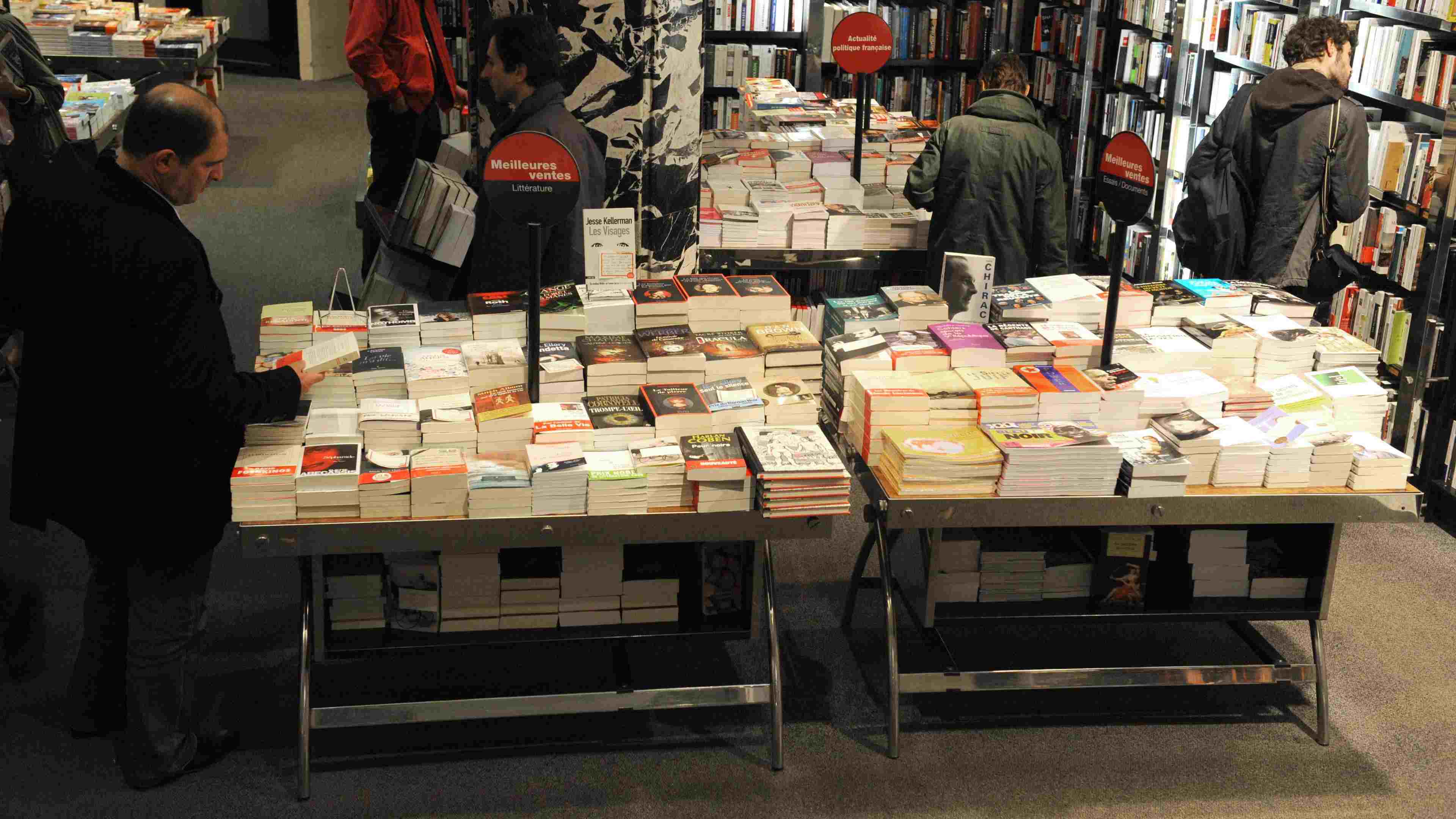 Des gens dans une librairie