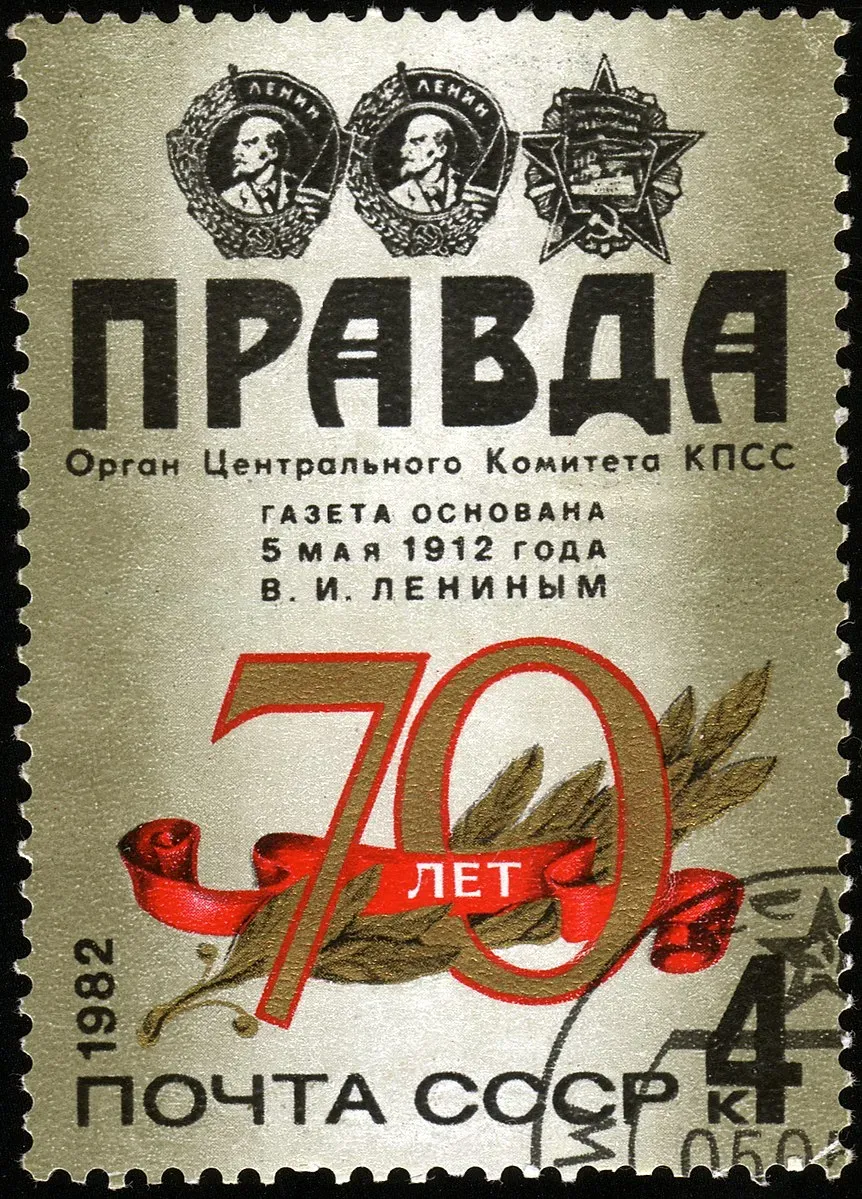 Timbre-poste célébrant le 70e anniversaire du journal soviétique "Pravda". La "Pravda", qui signifie "Vérité" en russe, diffusait des mensonges et de la propagande politique pour le compte du parti communiste. Crédit photo : Wikimedia Commons.