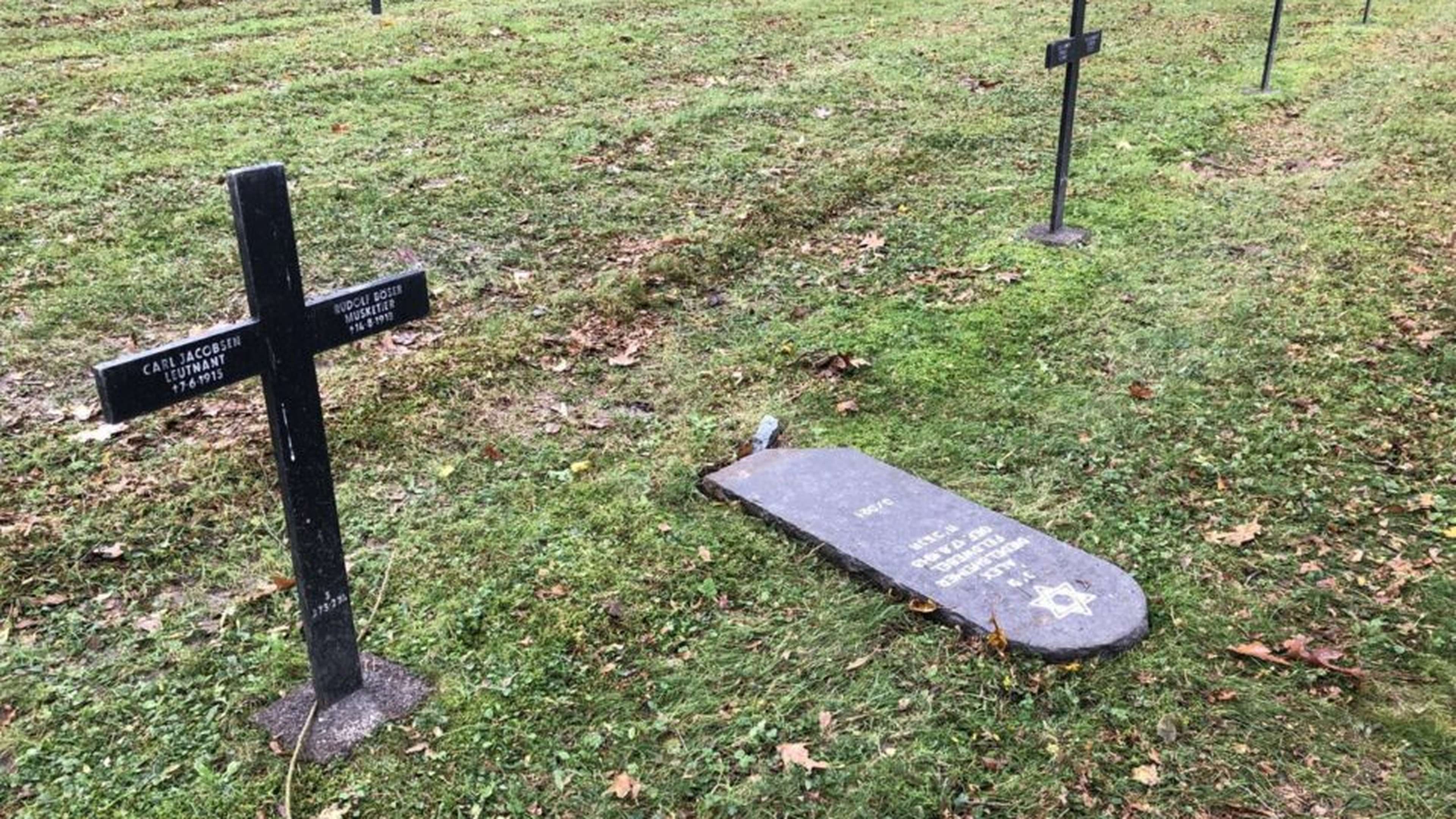 À Moulin-sous-Touvent dans l’Oise, une dizaine de stèles juives ont été détruites dans le cimetière militaire de la commune. Elles ont été retrouvées dans cet état ce mercredi. (©Association des Souterrains Allemands de Puisaleine et des Environs 14-18 / Facebook)