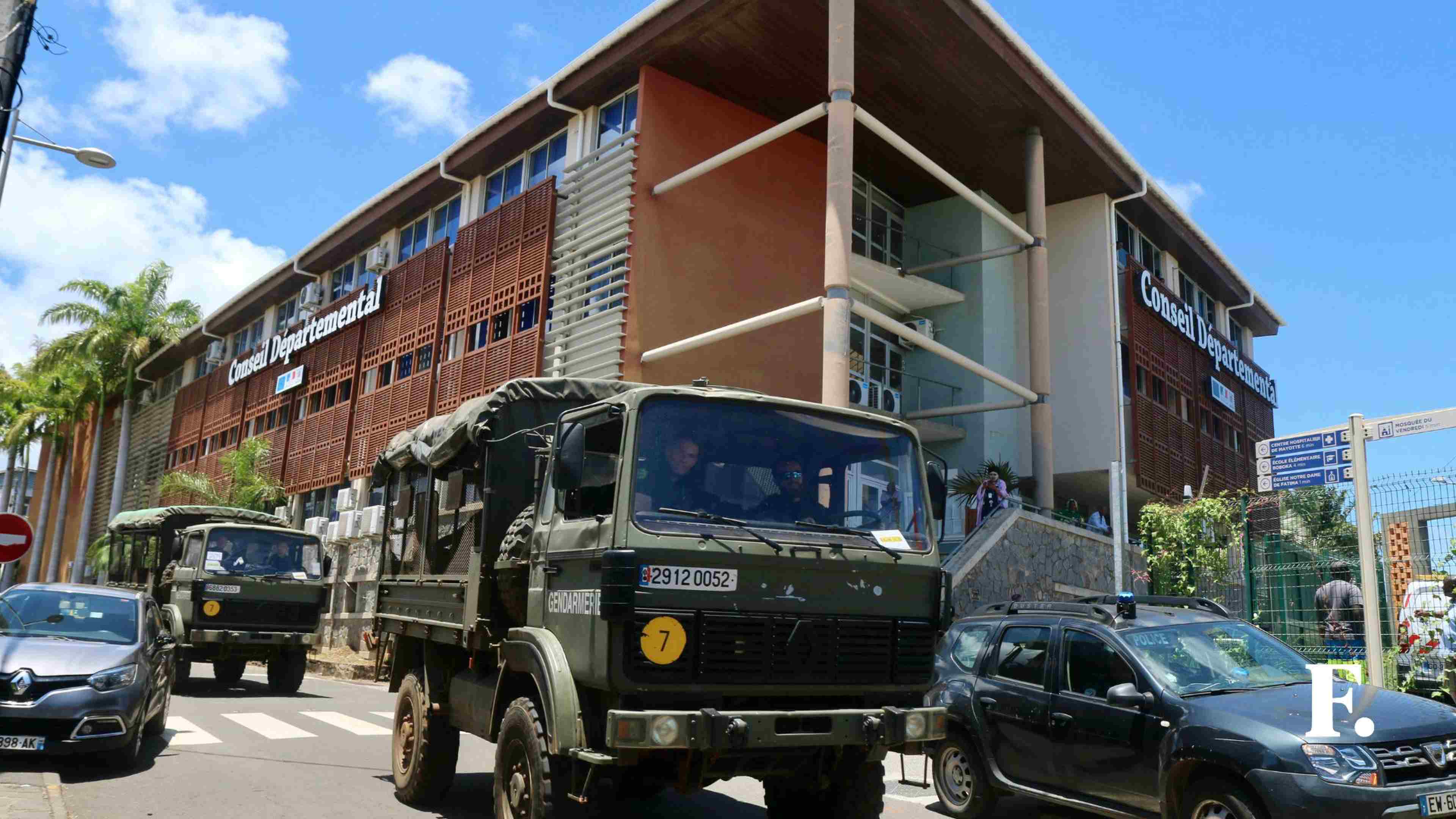Un camion militaire dans les rues de Mayotte.