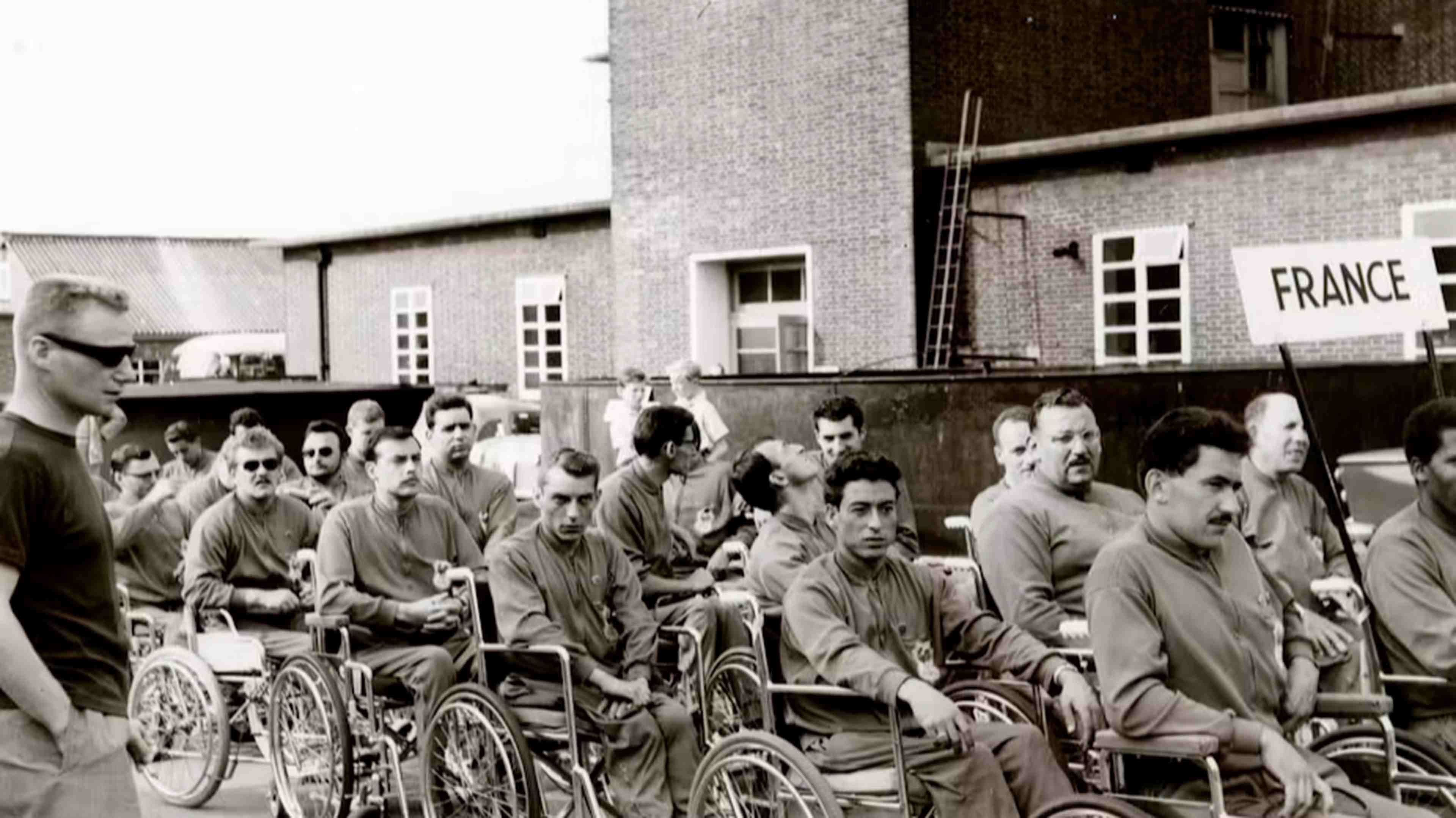 En 1962, la délégation française s’apprête à défiler lors de l’ouverture des Jeux de Stoke Mandeville