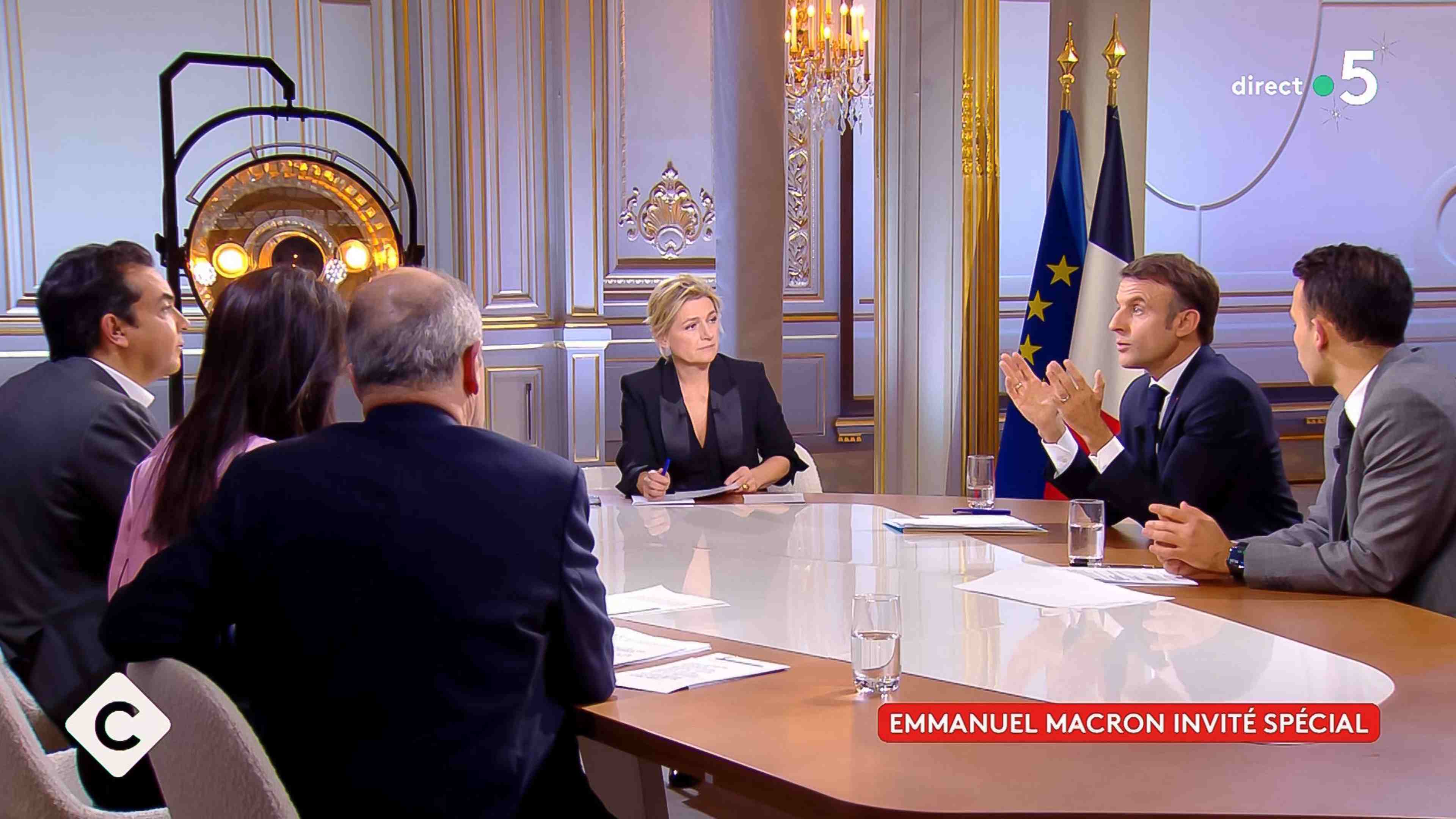 Emmanuel Macron sur le plateau de C à vous