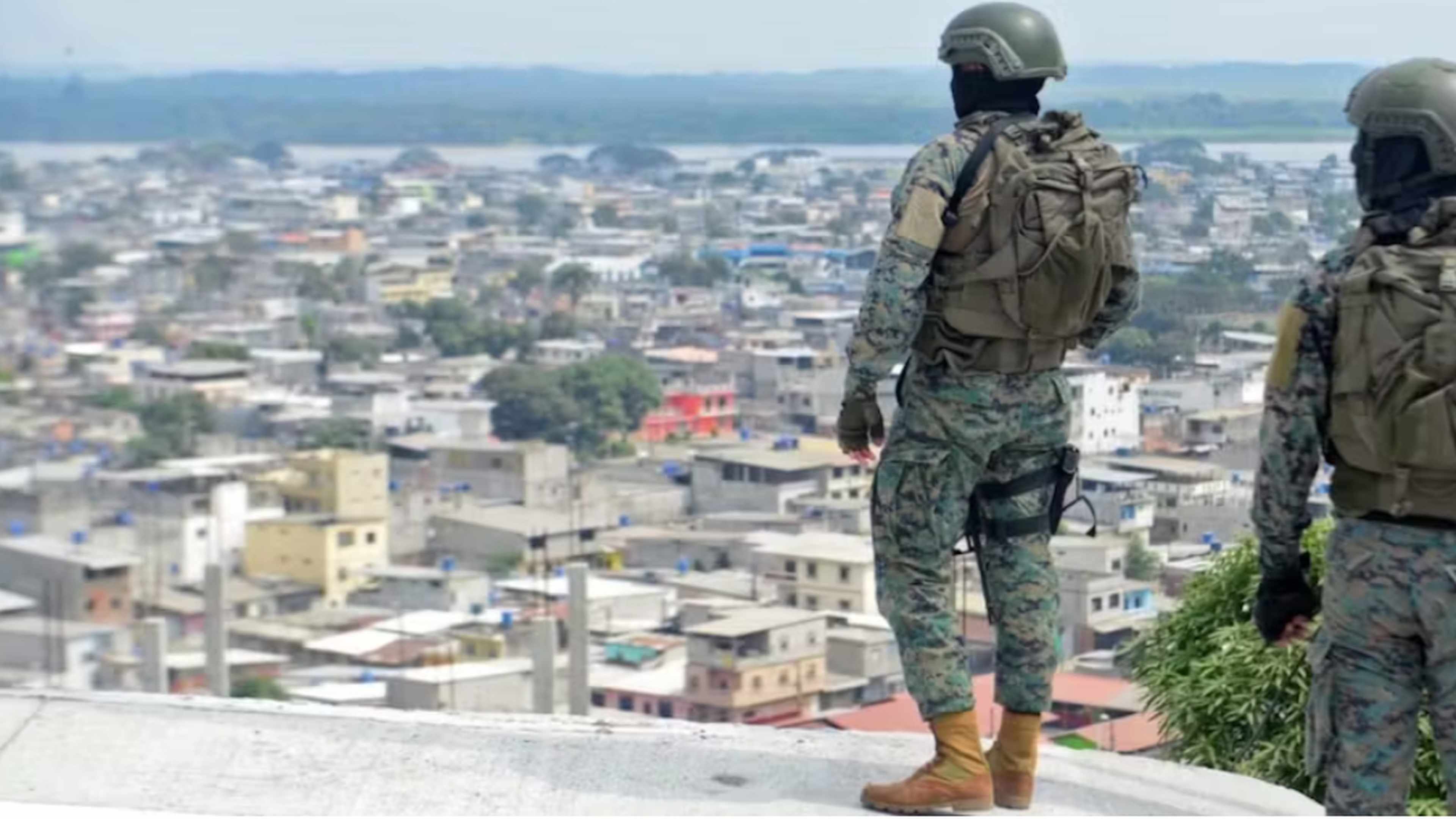 Des soldats patrouillent en Equateur